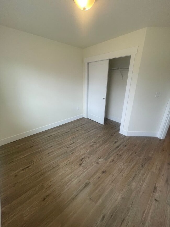 Building Photo - Stunning Three Bedroom Town Home In Lebanon OR!