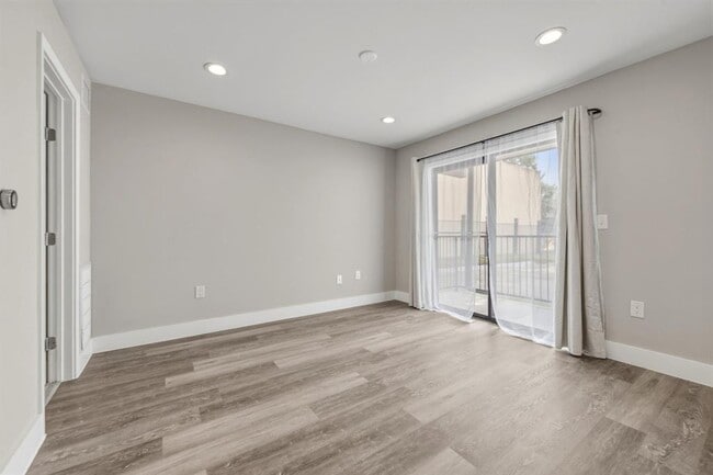 Building Photo - 935 La Posada Dr