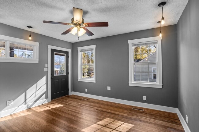 Building Photo - 1 Bedroom 1 Bath Duplex in the Heart of Auburn