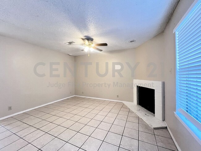 Building Photo - Lovely 2-Story 2/2.5 Condo in Denton For Rent!