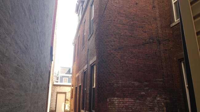Rear Building - 2724 Sarah St