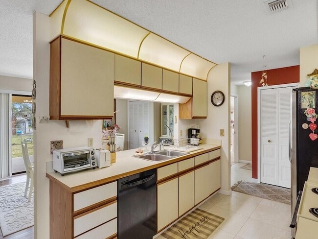 Building Photo - 2543 SE Price Ct