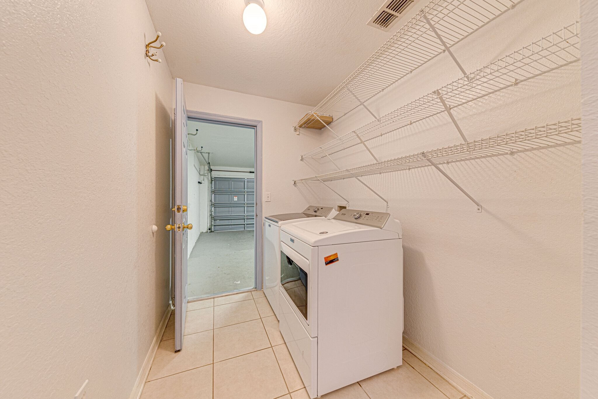 Building Photo - 1176 Lake Pl Ct