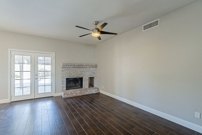 Building Photo - Scottsdale - Four bedroom with POOL