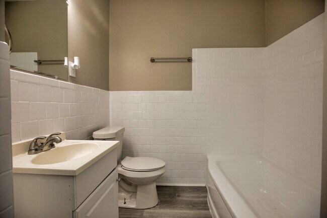 Building Photo - ** 3 bed 2 bath located in Forrest Hills ** Call 334-366-9198 to schedule a self showing ½ off th...