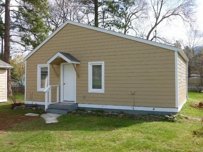 Building Photo - Cozy One Bed One Bath Close to Downtown CF...