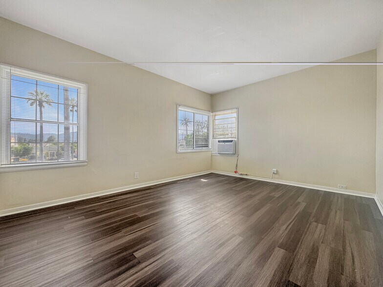 Family Room - 803 W Glenoaks Blvd