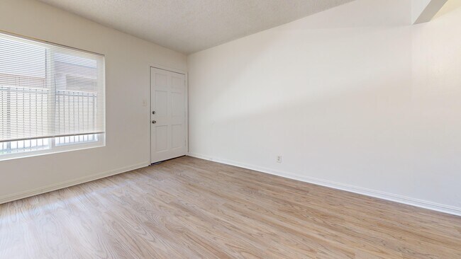 Building Photo - 1835 Pine Ave