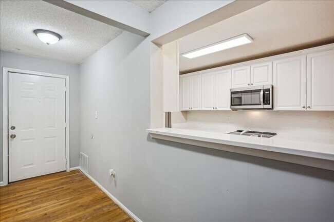 Building Photo - Great 3+2+ Loft in Germantown!