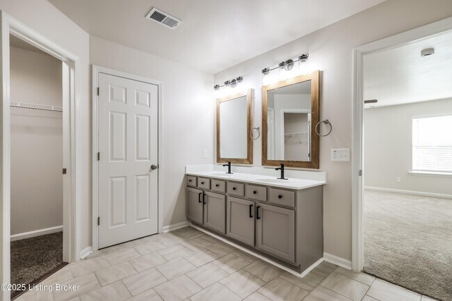 Building Photo - 7003 Hollow Oaks Dr