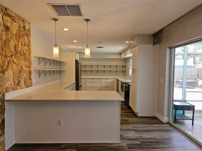 Building Photo - 10136 Paradise Blvd