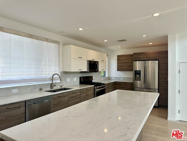Building Photo - 5403 W Wilshire Vista Ln