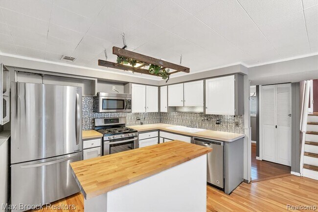 Building Photo - 978 Panorama Dr