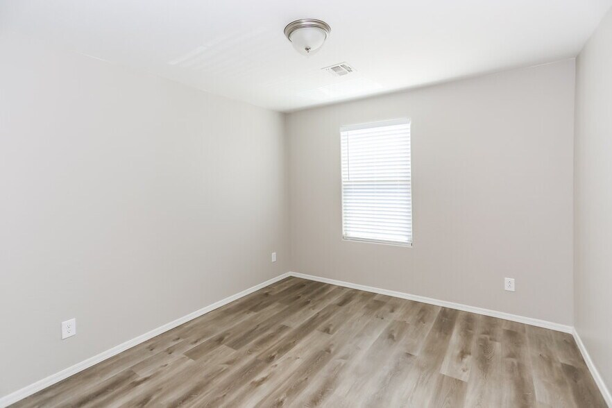 Building Photo - 12116 W Range Mule Dr