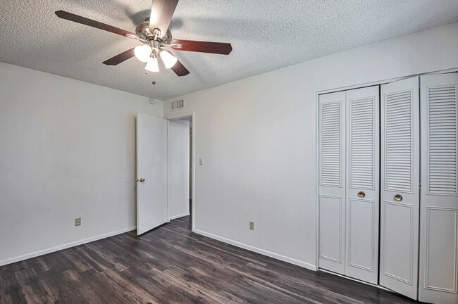 Building Photo - 6 Bedroom 3.5 Bath, Large Pool and Backyard