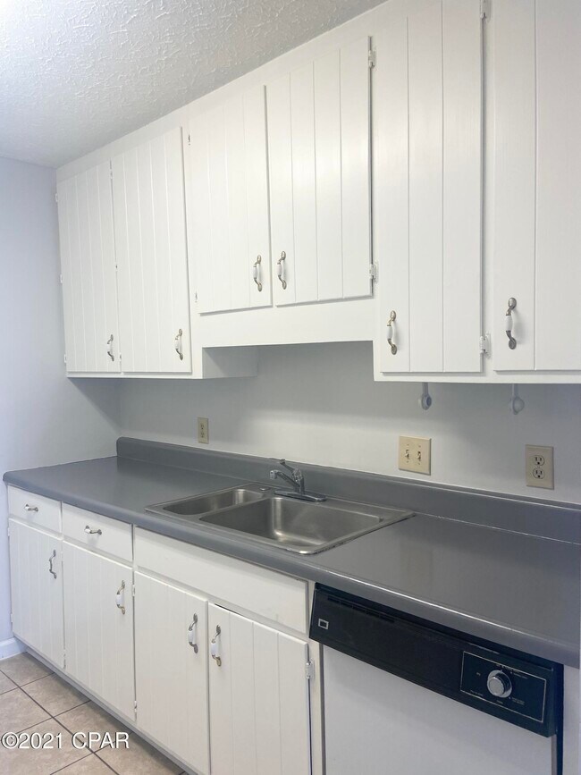 Building Photo - 2422 Johnson Dr