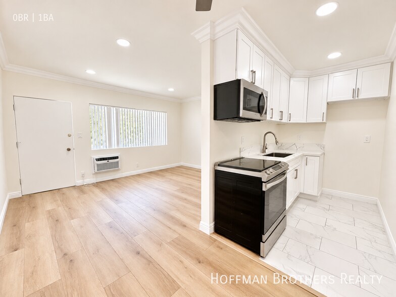 Building Photo - 14024 Oxnard St