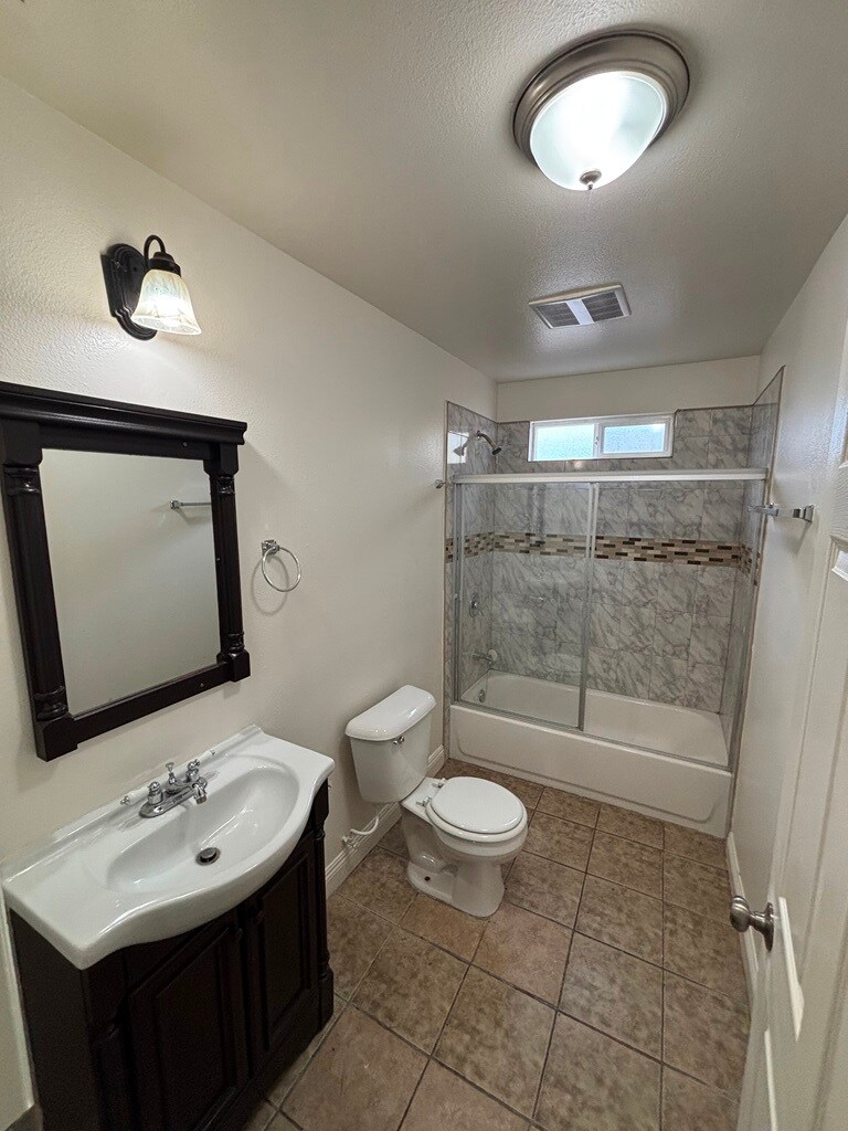 Building Photo - 157 W 89th St