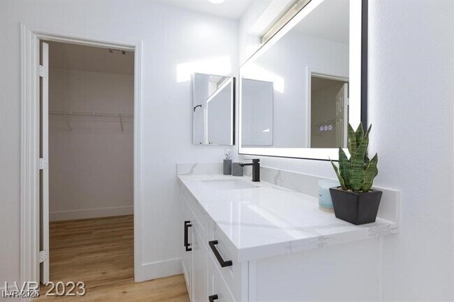 Building Photo - 971 Grand Cerritos Ave