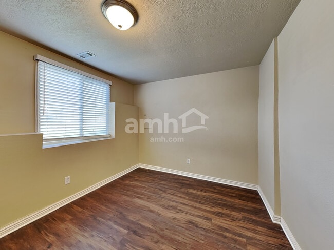 Building Photo - 1121 N 600 E