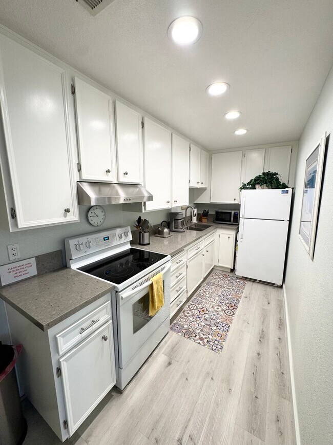 Building Photo - Long Term - Beautifully Updated 1 Bedroom Condo in Palm Springs Villas II