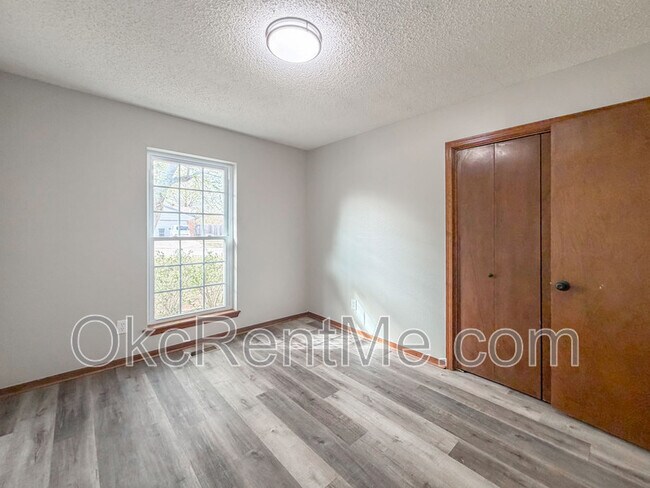 Building Photo - 1104 Spruce Dr