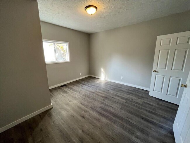 Building Photo - 3 Bedroom and 1 Bath