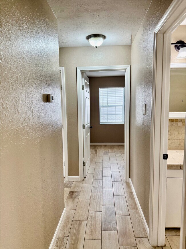 Building Photo - 7225 Hummingbird Ln