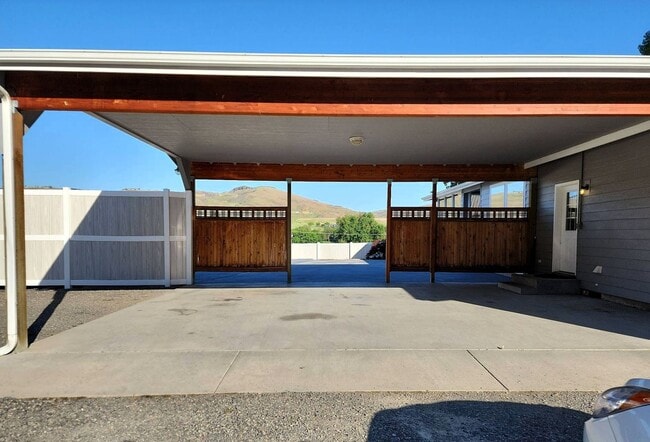 Building Photo - Spacious 3 Bed, 2 Bath Home with Shop & Stunning River Views – Clemans Addition