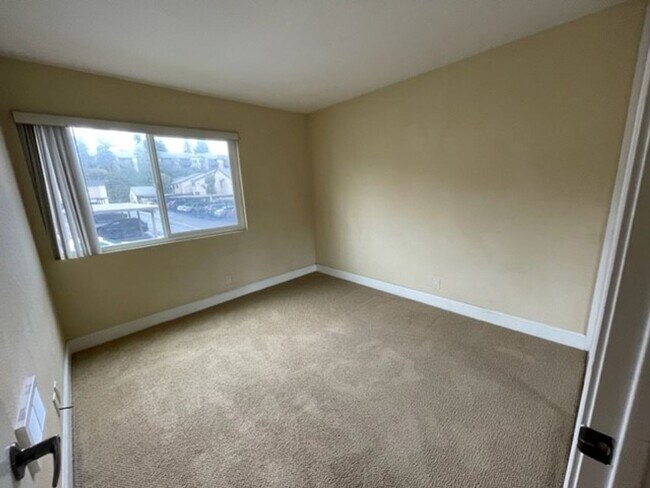 Building Photo - 2 bedroom, 2 bath top floor condo in La Jolla