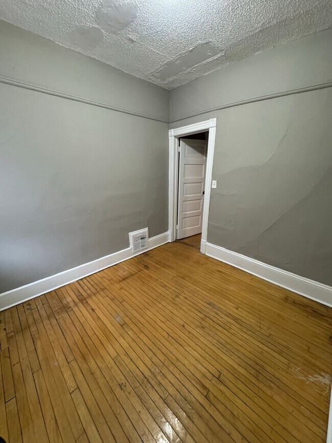 Building Photo - Spacious 4BR Upper Duplex Unit in the Hear...