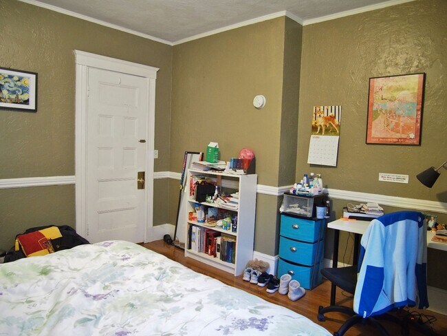 Building Photo - Sunny Spacious 4 Bedroom