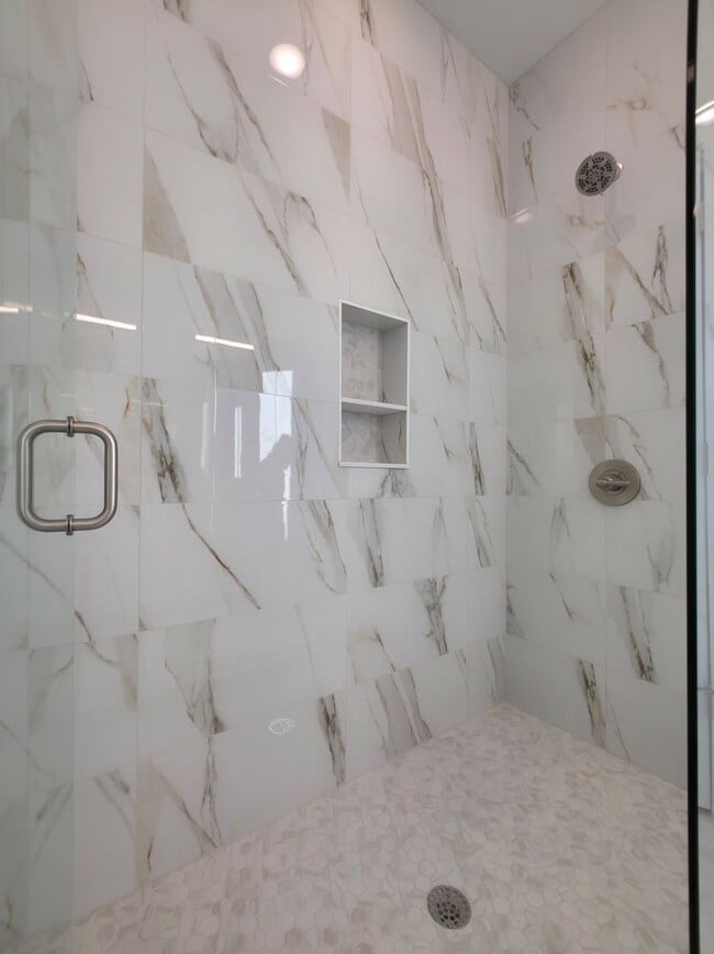 Building Photo - FOR RENT 3 bed, 3.5 bath, 3 level brand new condo