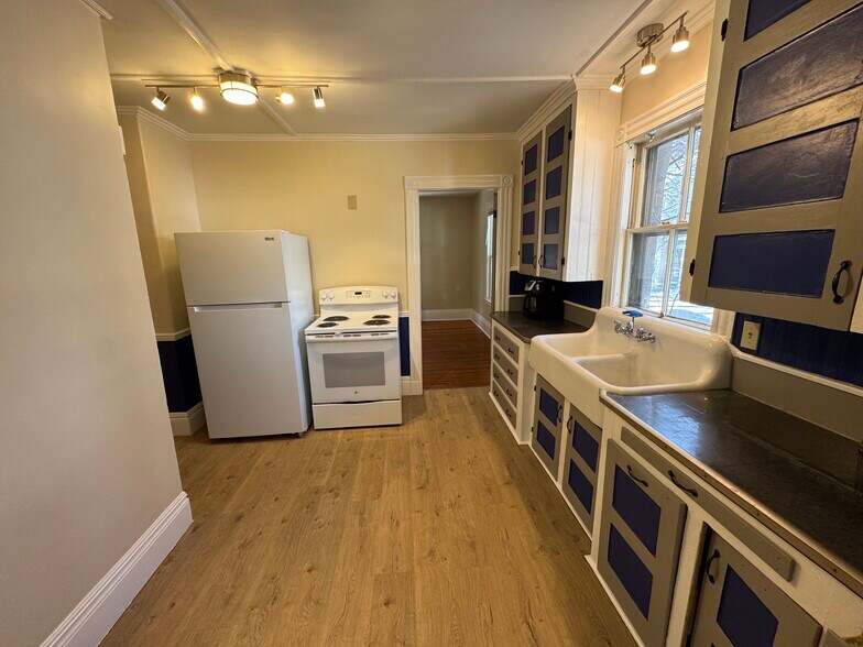 Stove & Fridge - 15 Pleasant Pl