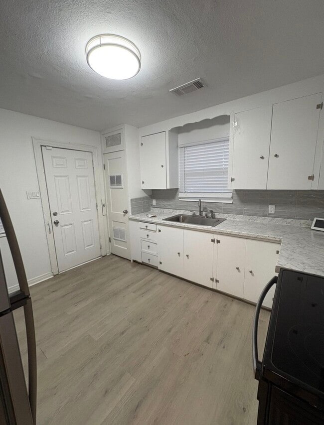 Building Photo - Duplex - 2117