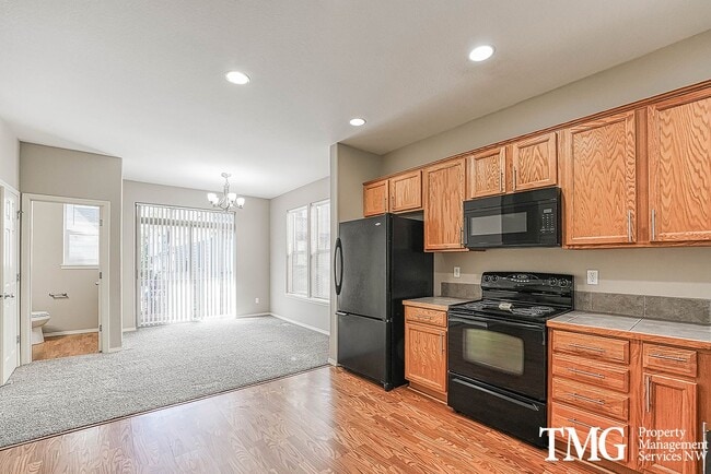 Building Photo - Gorgeous Two Bedroom Townhome in Hillsboro!