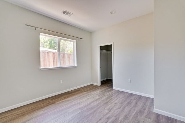 Building Photo - Excellent 2 bed 1 Bath ADU