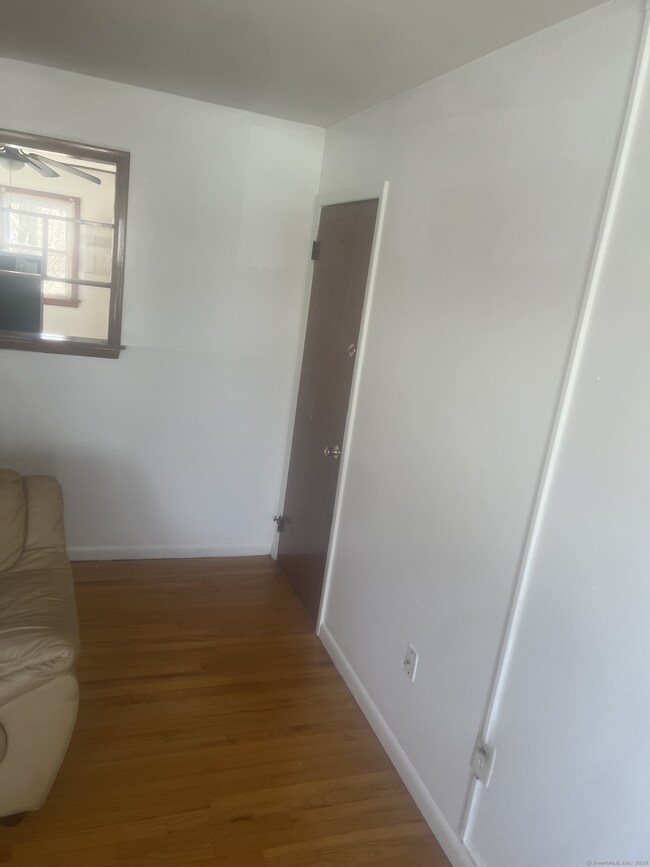 Building Photo - 102 Oak Ridge Dr
