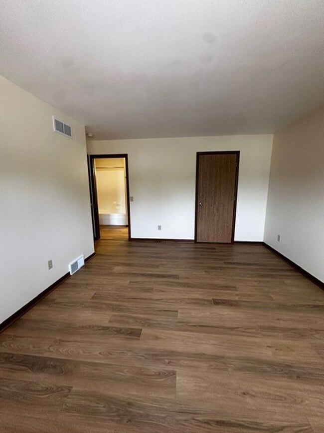 Building Photo - 3 bed/2 bath West Side Townhome