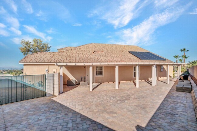Building Photo - 4 bed, 2.5 bath single-story home in the g...