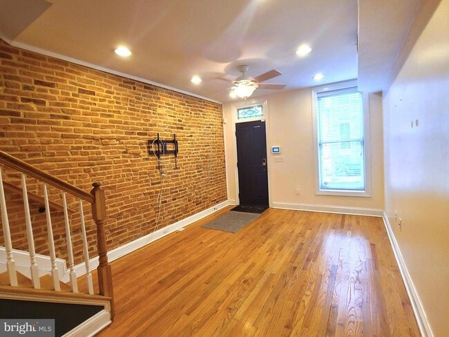 Building Photo - 432 E Clement St