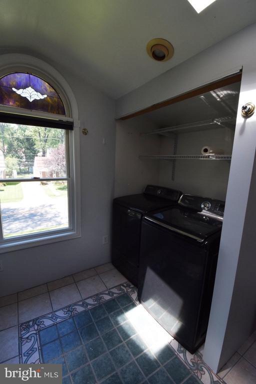 Building Photo - 1507 Oakview Dr