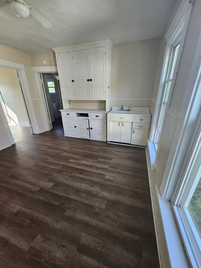 Building Photo - Upper 3 bedroom unit