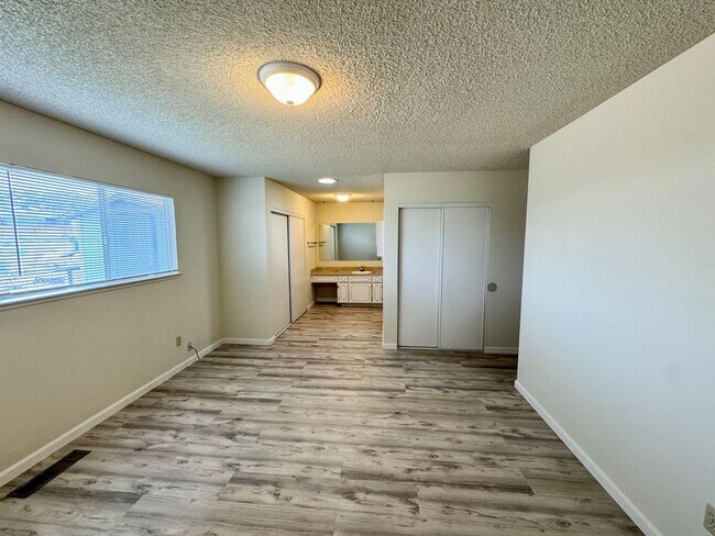 Building Photo - Newly Renovated Home Located in Seaside!