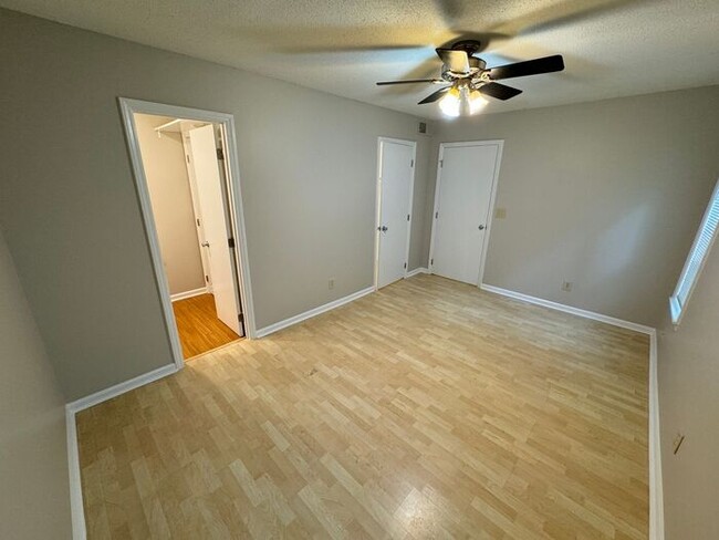 Building Photo - Adorable 2 Bedroom Condo Near UNC!