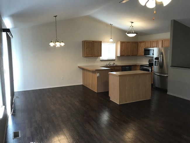 Building Photo - Spacious 5 Bedroom, 3 Bath Ranch Home with 2-Car Garage