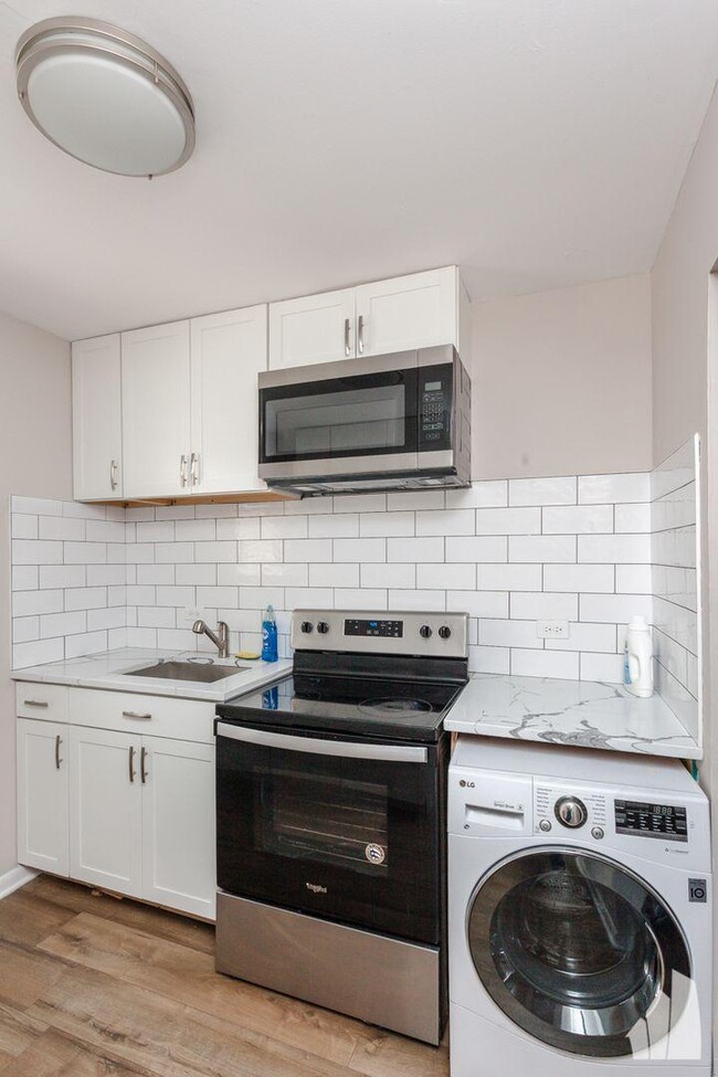 Building Photo - 2 bedroom in Chicago IL 60626
