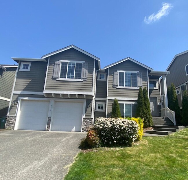 Building Photo - Beautifully Renovated 4 bedroom Home with attached 4 car garage!