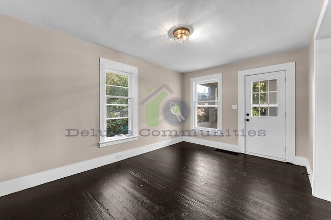 Building Photo - Remodeled 3BR + Flex Room | Steps from Leo...