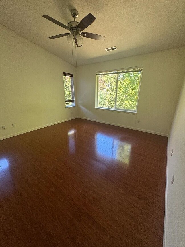 Building Photo - Hillsboro Living at Its Best 3bed/ 2.5 Bat...